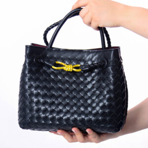 Sac à main noir avec boucle doré